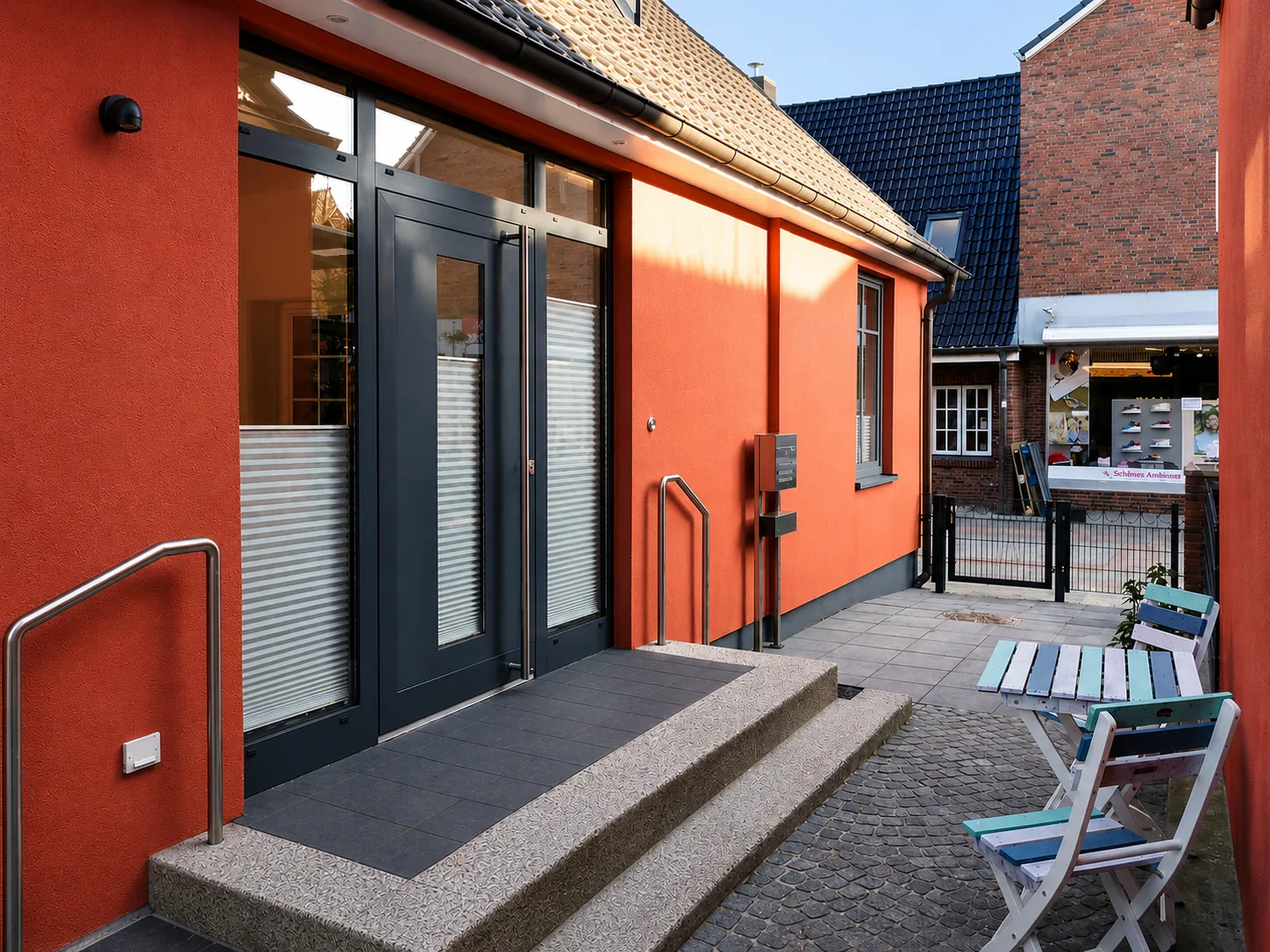 Außenbereich des Ferienhauses Seepferdchen mit Sitzgelegenheit am Haus
