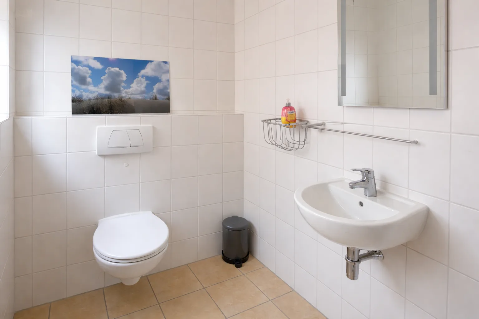 Separates Gäste-WC mit Waschbecken