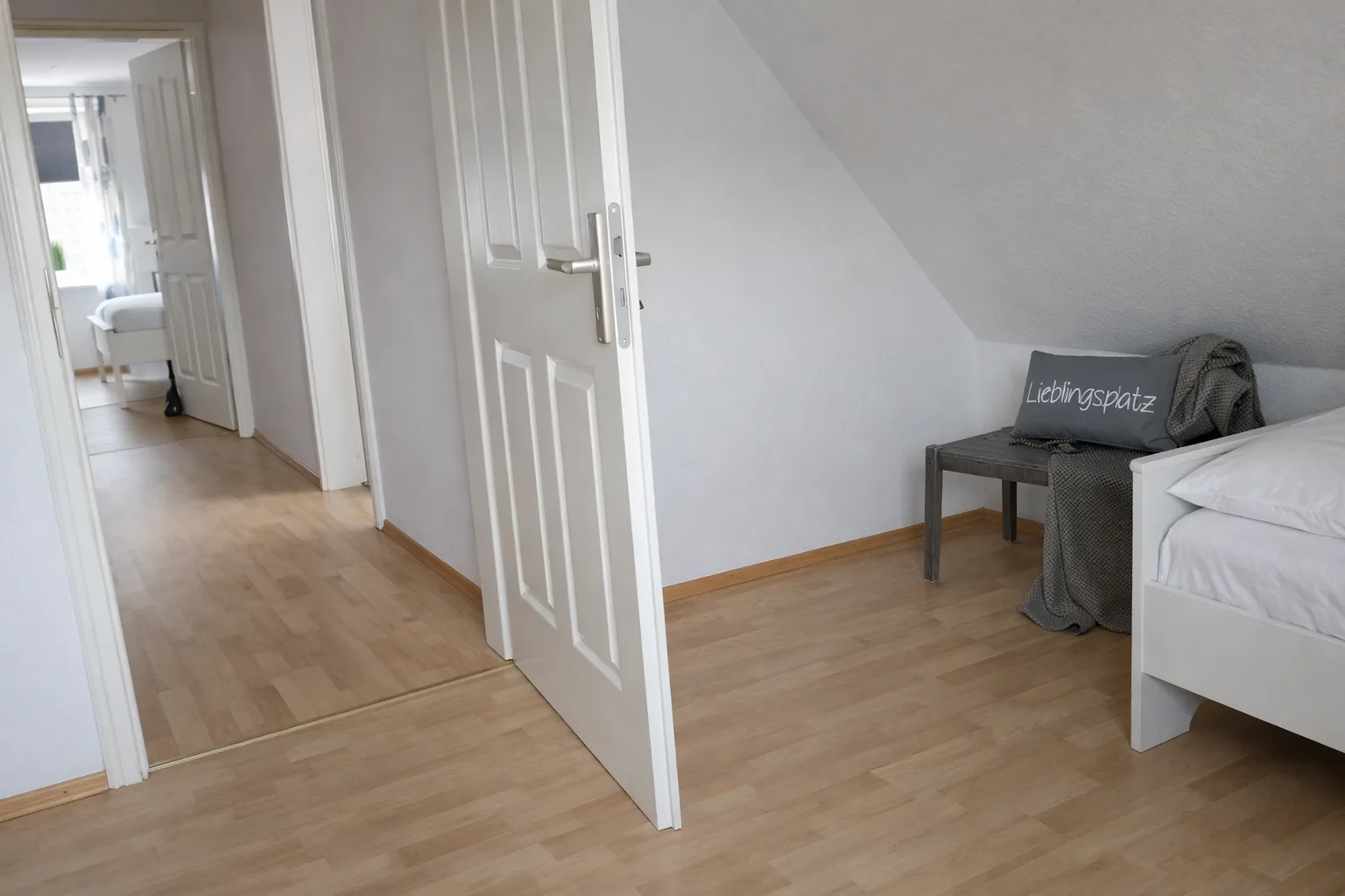 Übersicht des zweiten Schlafzimmers mit Blick zum Flur